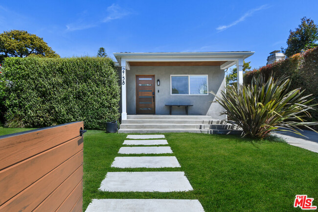Foto del edificio - 2758 Burkshire Ave
