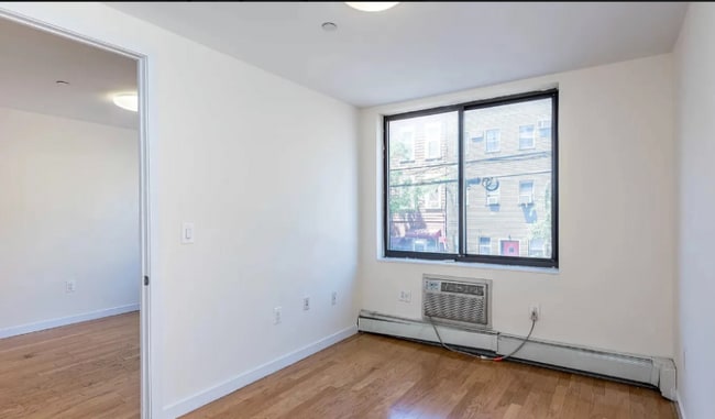 Building Photo - 924 Metropolitan Ave
