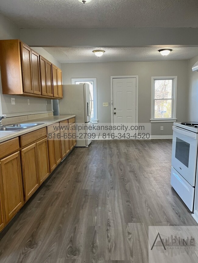 Building Photo - Spacious Upstairs Loft!