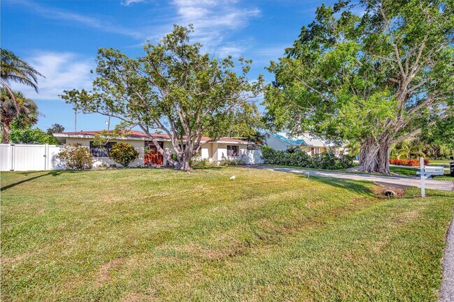 6313 Hollywood Blvd Sarasota - Beautiful West Of The Trail 3 Bed2 Bath H Sarasota Fl Building Photo 