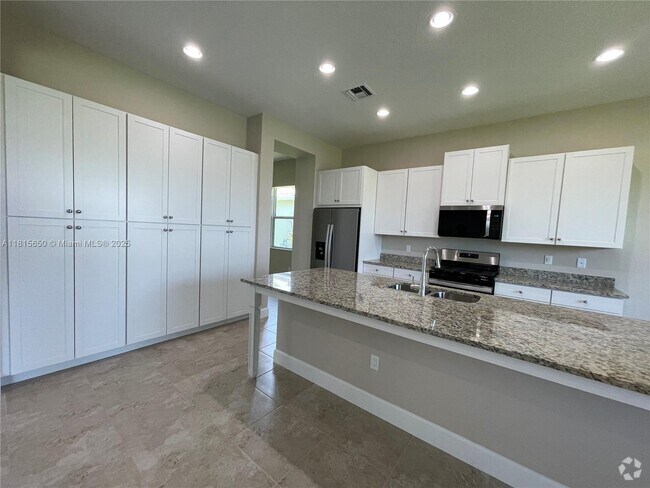 Building Photo - 15180 Wildwood Cir