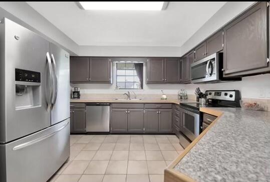 Building Photo - 2554 Oleander Dr