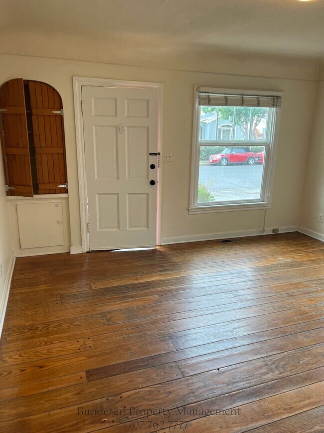 Foto del edificio - Charming 1 Bedroom Home with Hardwood Floors & Private Backyard