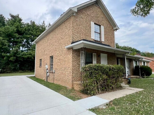 Foto del edificio - 2 Bed, 1.5 Bath Townhouse with Fireplace i...