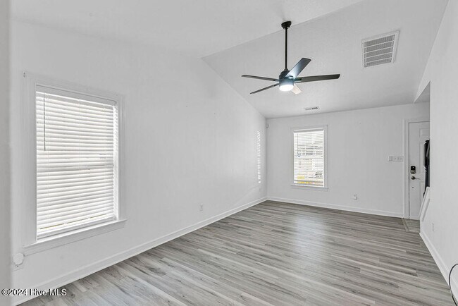 Foto del edificio - 900 Springwood Dr