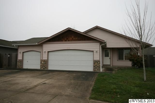 Building Photo - 3 bed 2 bath Lexington home with 3 car gar...