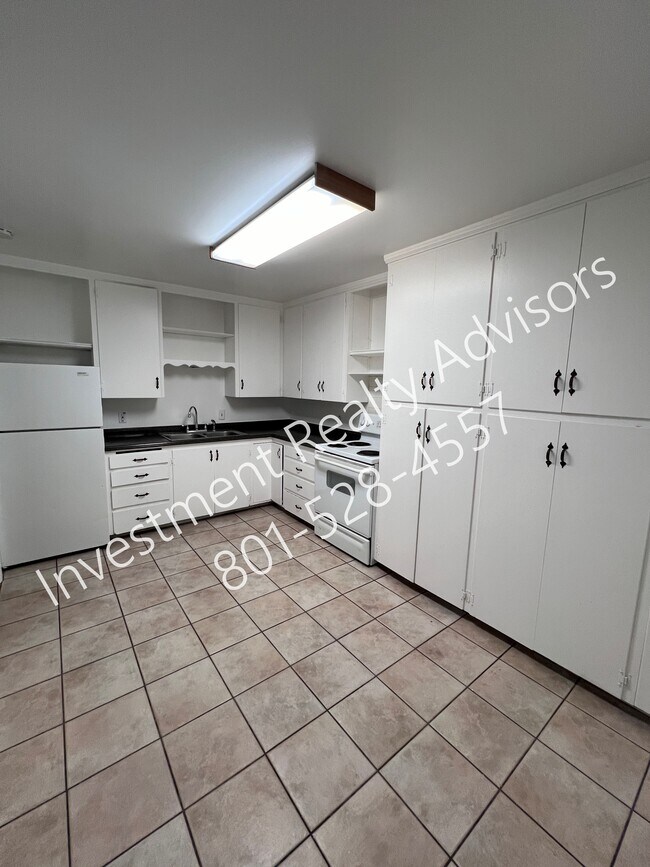 Building Photo - Spacious Apartment in Millcreek!
