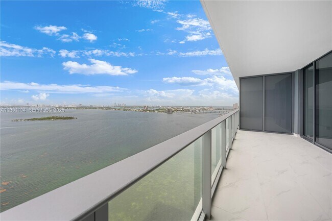 Foto del edificio - 700 NE 24th St