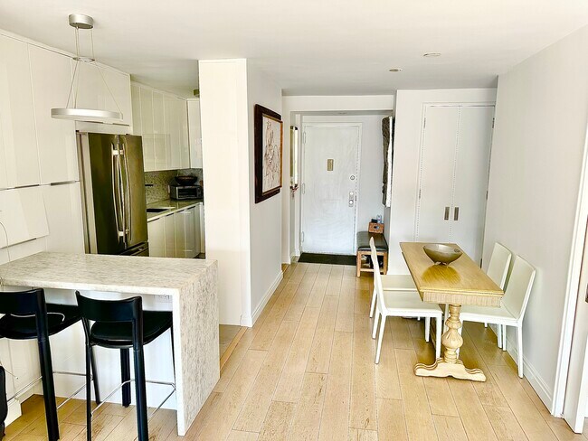 Foto del edificio - 320 E 54th St