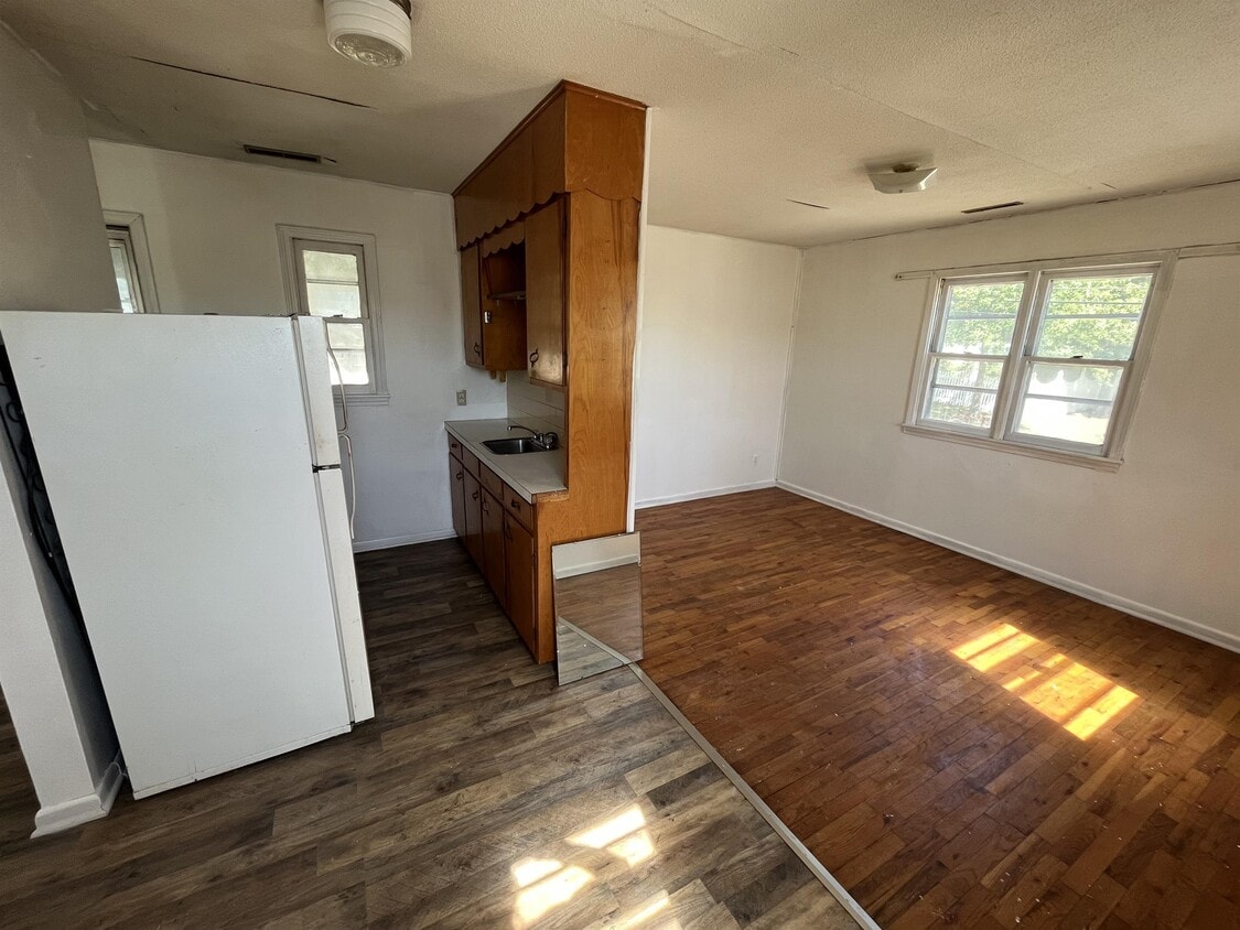 Primary Photo - 300 Zoll St