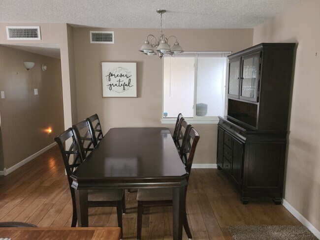 Foto del edificio - 8704 Rough Rider Rd NE