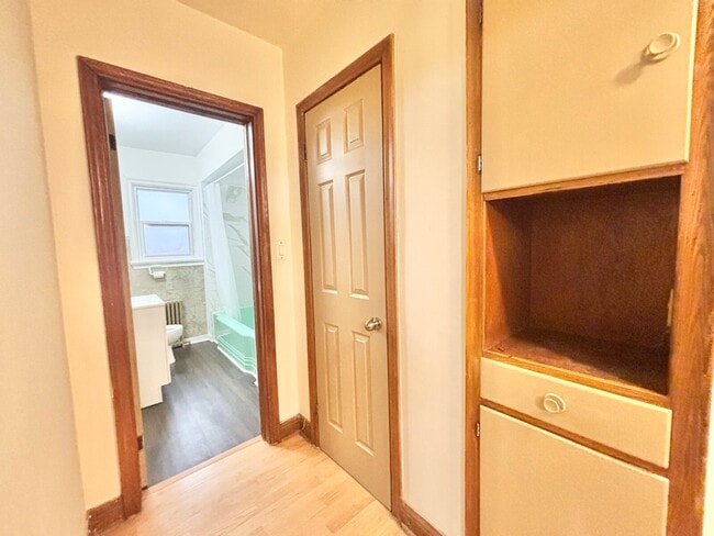 Building Photo - 2 BED - 1 BATH - ST. CATHERINES - APARTMENT BUILDING