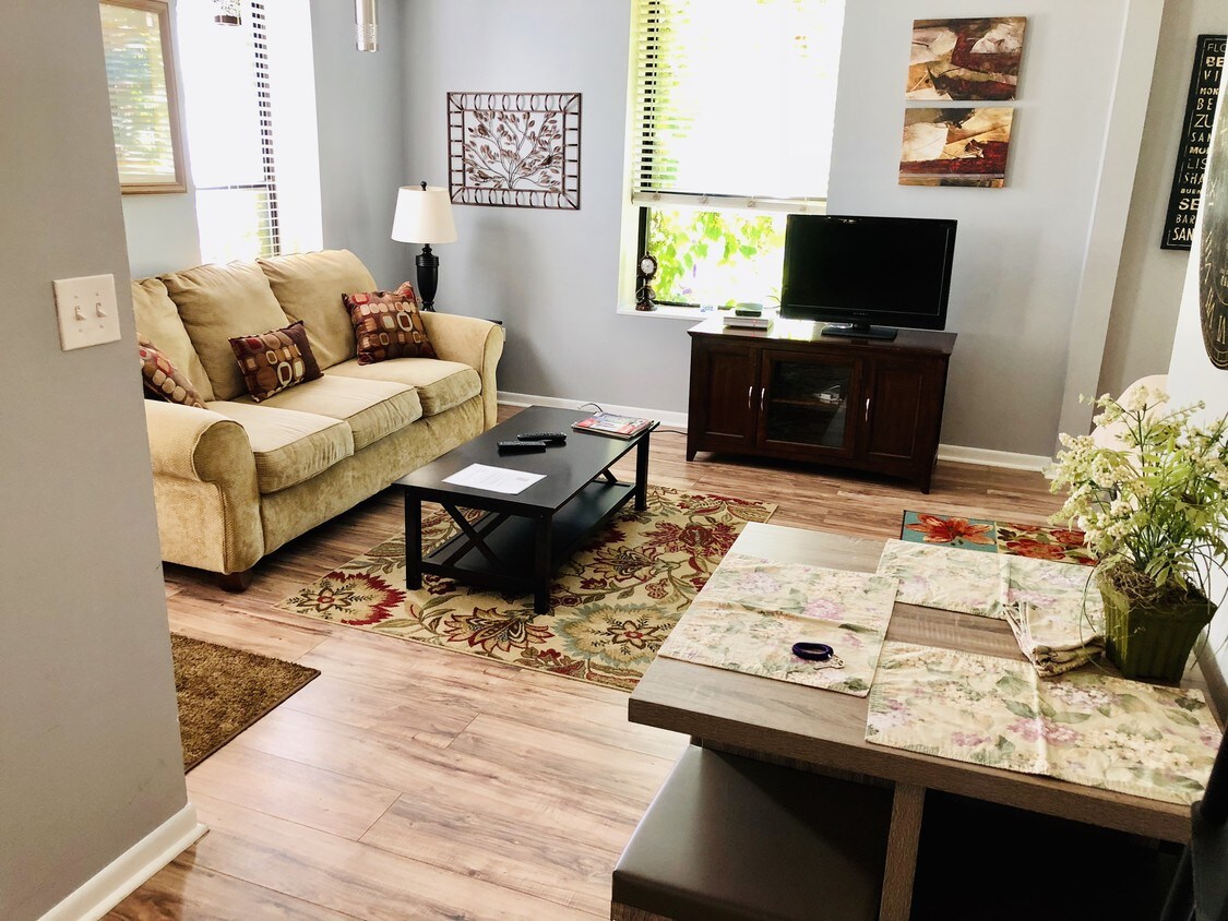 Studio living area - 1726 N Sedgwick St