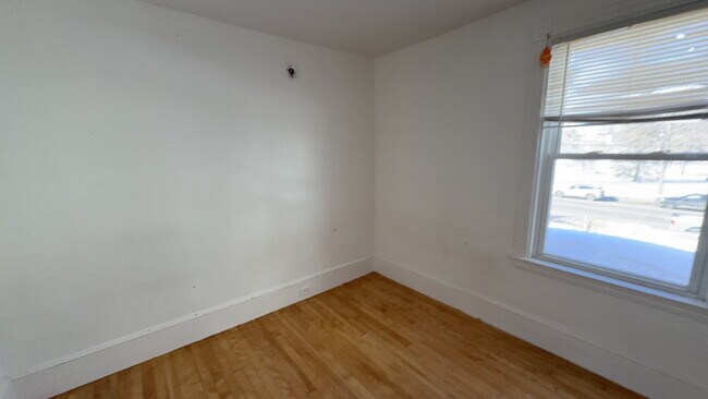 Foto del edificio - Charming 3-Bed Home with Gleaming Hardwood Floors in Westbrook – Your Cozy Retreat Awaits!