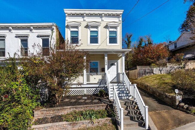 Building Photo - Amazing Anacostia 3 Bedroom with Parking I...