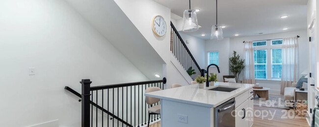 Building Photo - 2709 Rozzelles Ferry Rd