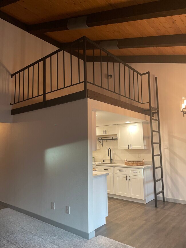 Área de loft en planta superior - 7306 N Skyview Ln