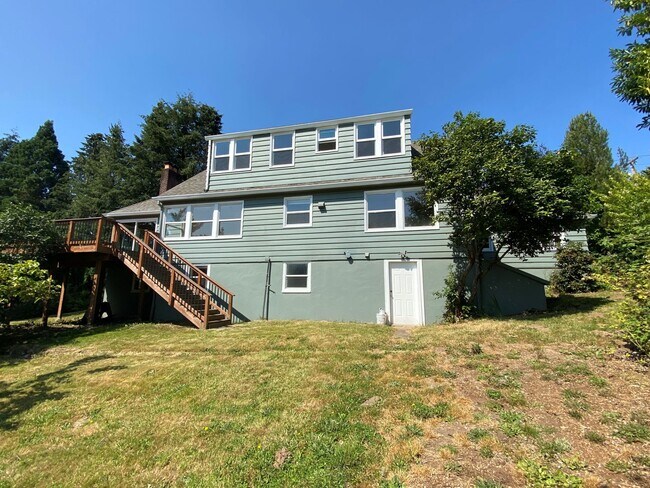 Foto del edificio - 1950’s Traditional Spacious Cedar Mill home!