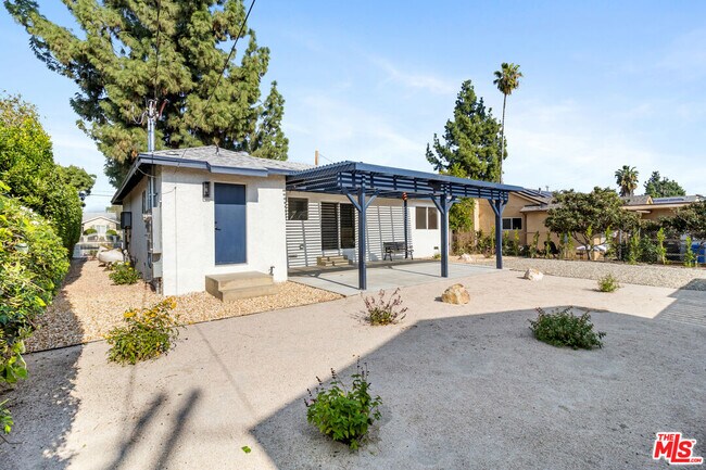 Building Photo - 15836 Chatsworth St