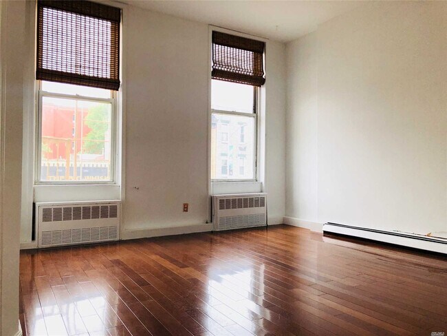 Building Photo - 521 Grand St
