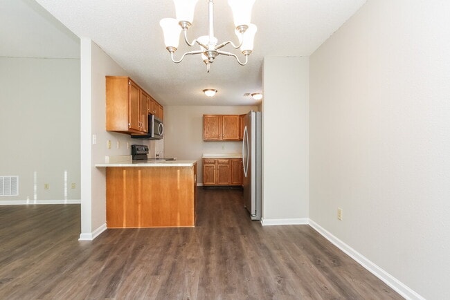 Building Photo - 748 Millbrook Dr