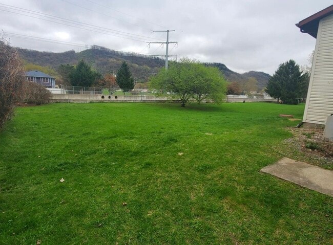 Shared backyard with upstairs and downstairs tenants - 3511 29th Ct S