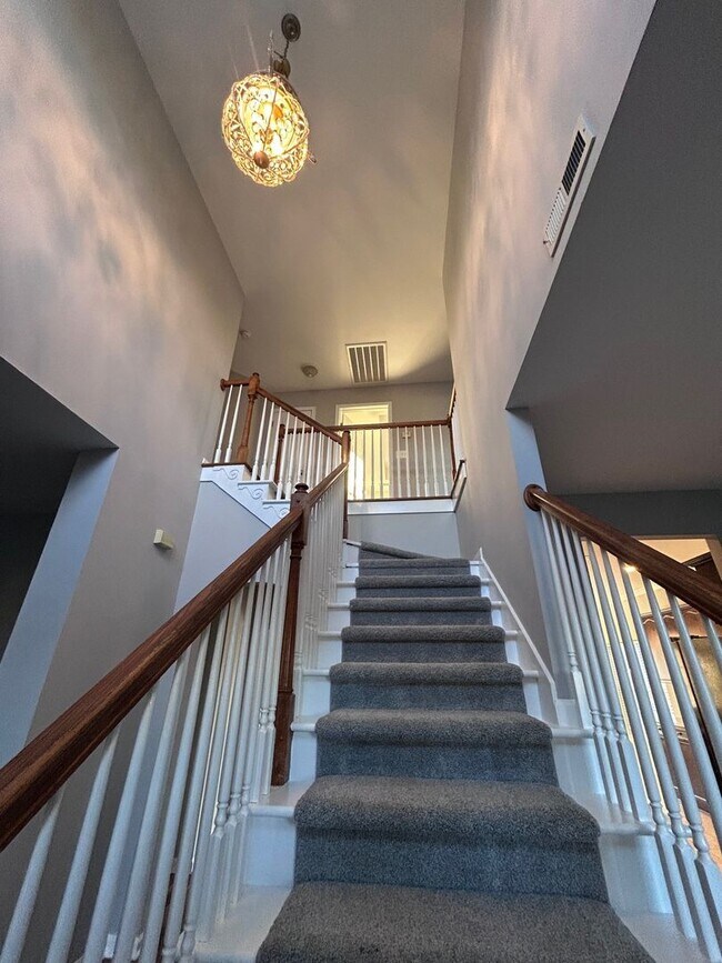 Foto del edificio - Stunning 4BR Home with amazing pond views!