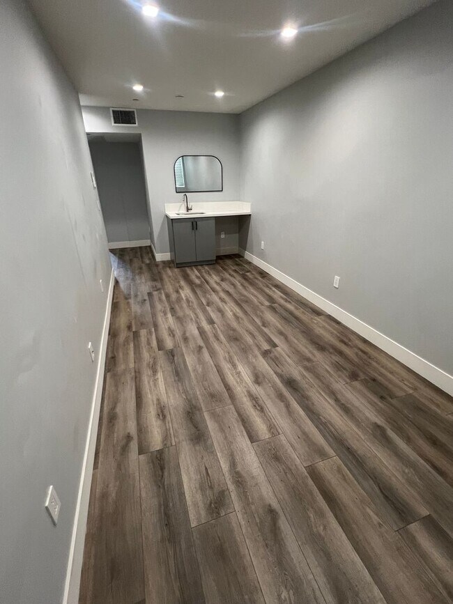 Foto del edificio - 14759 Friar St