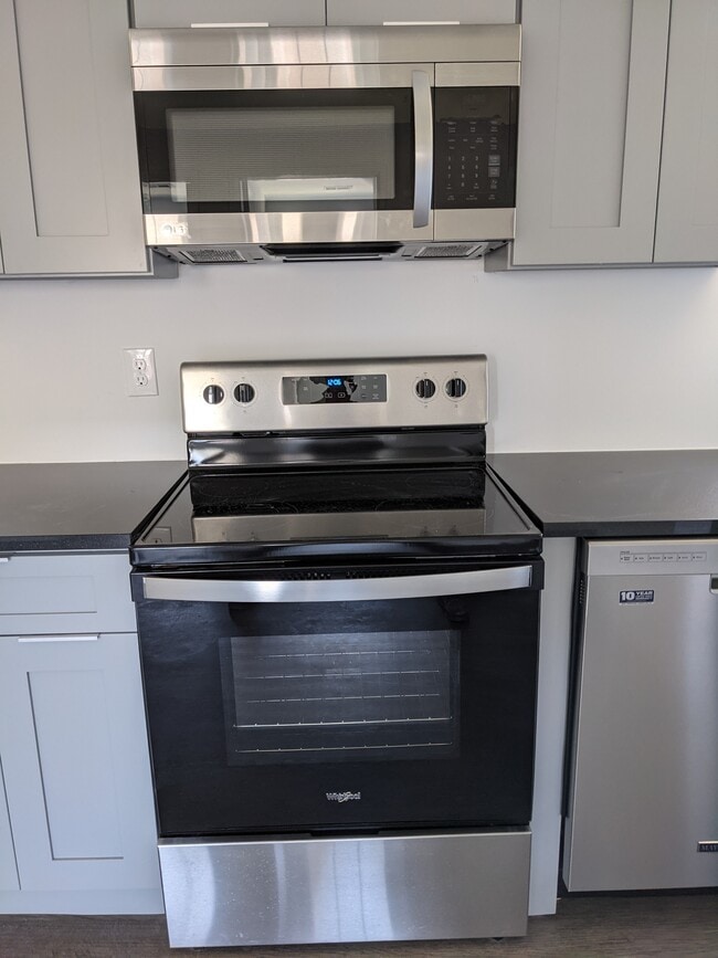 Building Photo - 113 Wayne Pl SE