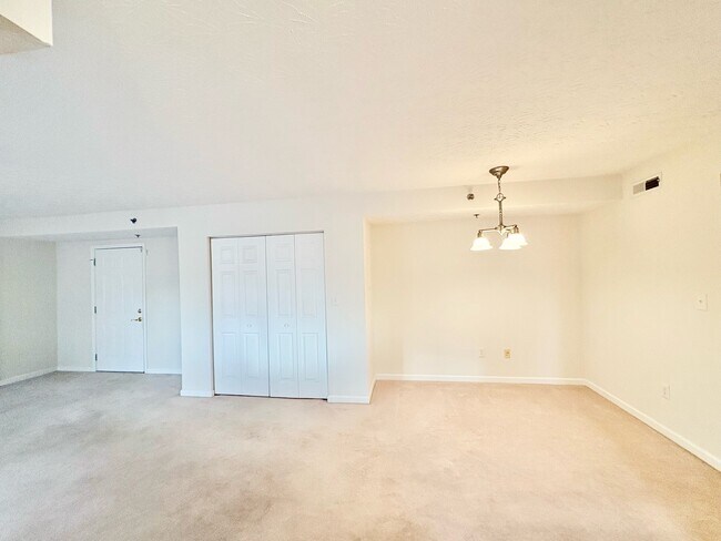 Foto del edificio - 19 Rose Garden Ln