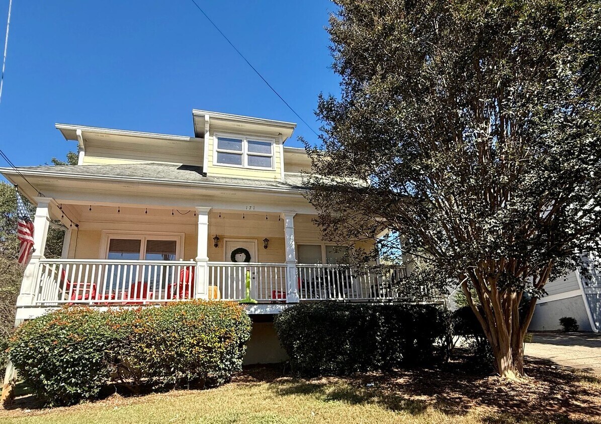 "Pre-Leasing August 2026" Large House Near Downtown Athens! - "Pre-Leasing August 2026" Large House Near...