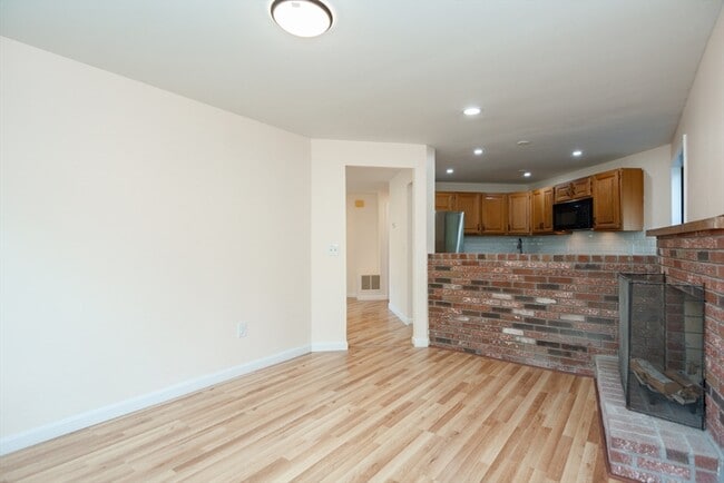 Building Photo - 10 E Bluff Rd