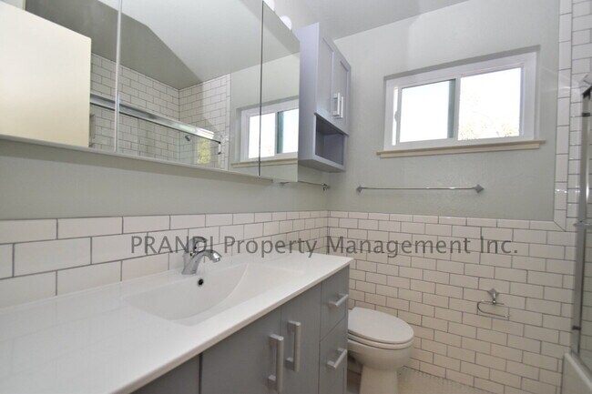 Foto del edificio - Bright & Peaceful 2BR Townhouse with Deck,...
