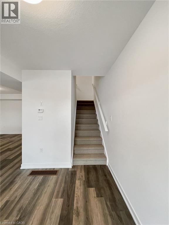 Building Photo - 205 W Oak Trl