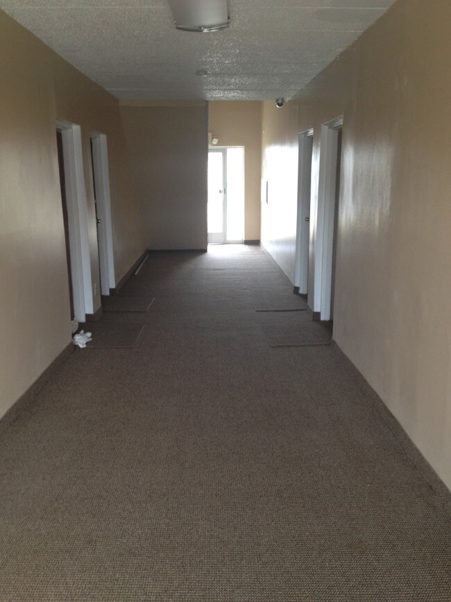 Pasillo - 17035 Raupp St