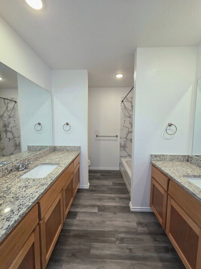 Foto del edificio - AVAILABLE NOW!! (SECTION 8 ACCEPTED)