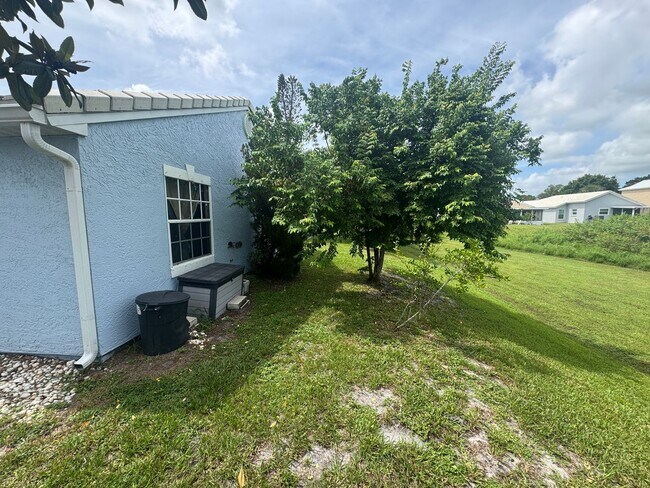 Building Photo - 3 bedroom 2 bath NE Palm Bay