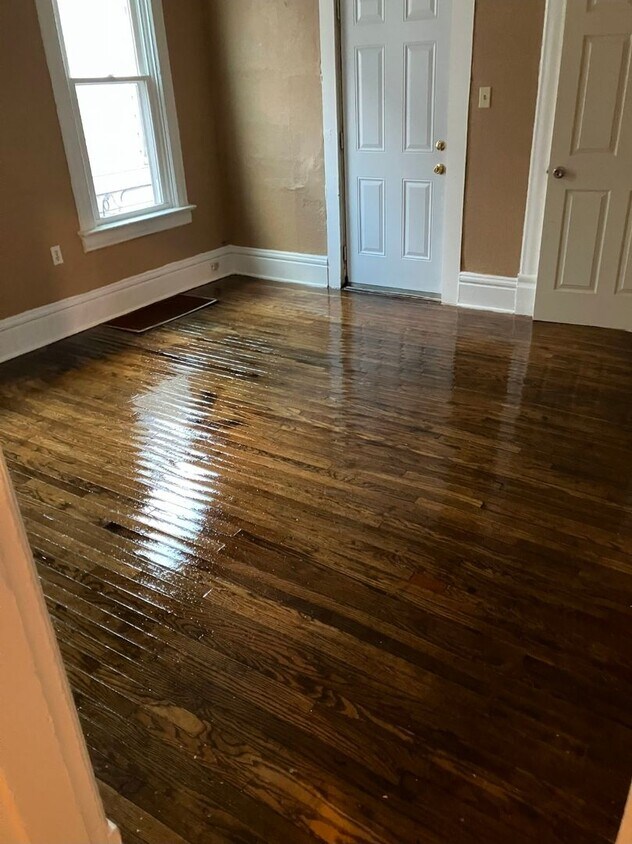 Building Photo - Completely Remodeled 4 bedroom