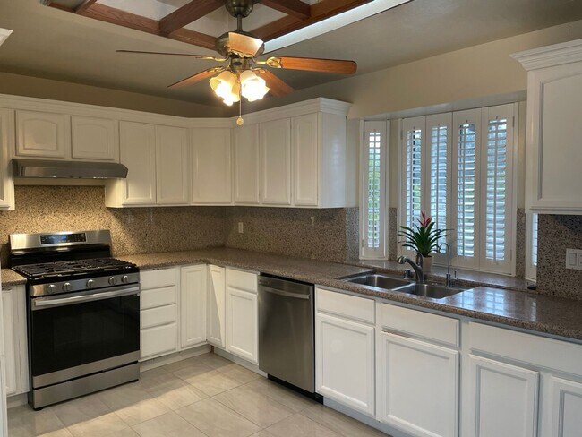Building Photo - Updated and Charming 4 bedroom + Office/De...