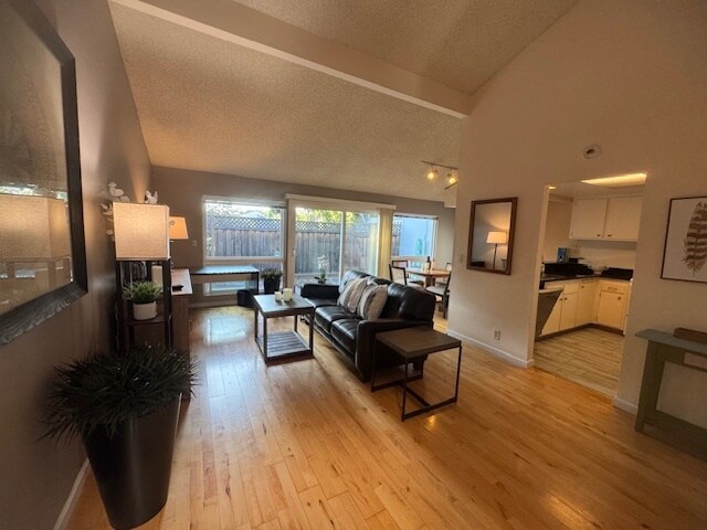 Foto principal - 1369 Cherrywood Sq