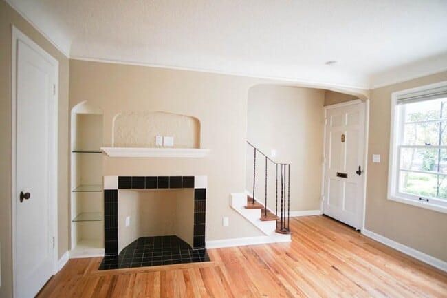 Building Photo - In the Heart of NW-Mid-Century 2Bdr Lives Like a Little House!