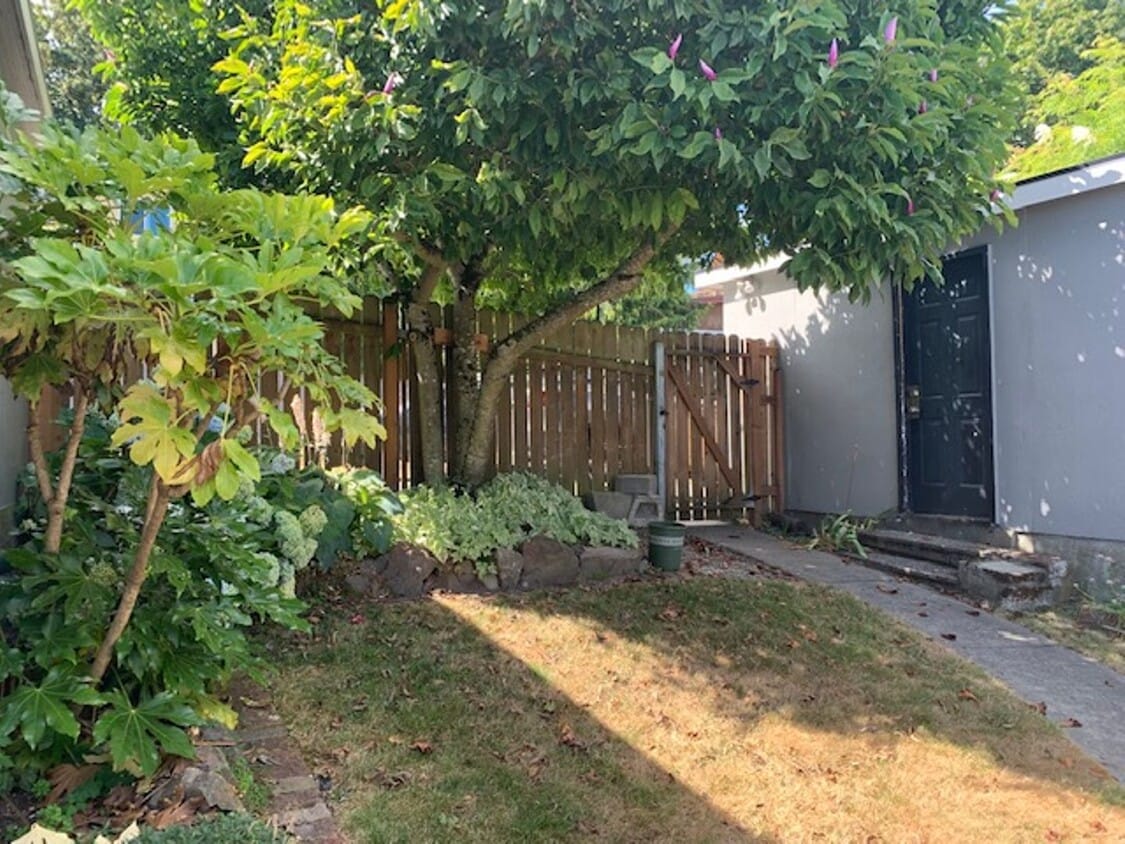 Building Photo - Remodeled 2 Bedroom Duplex Home in Magnolia