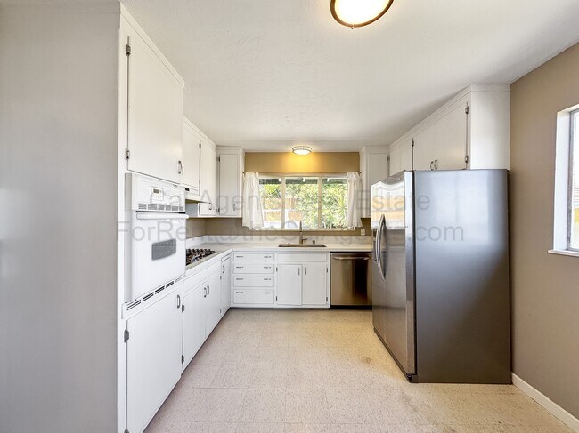 Photo - 7019 Outlook Ave (Oakland, CA) House