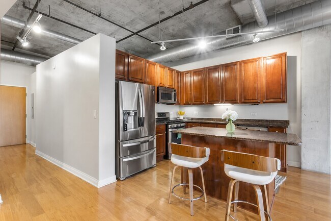 Building Photo - 933 W Van Buren St