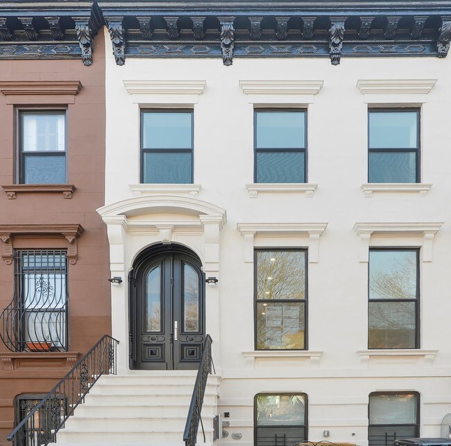 Building Photo - 562 Hancock Street