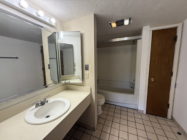 Building Photo - 926 Tennis Way
