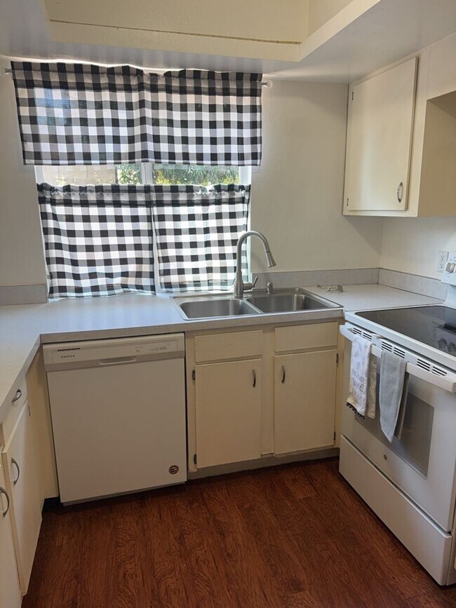 Foto del edificio - 3 Bed 2.5 Bath Pet-Friendly Retreat by The...