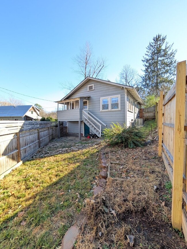 Building Photo - West Asheville Bungalow!