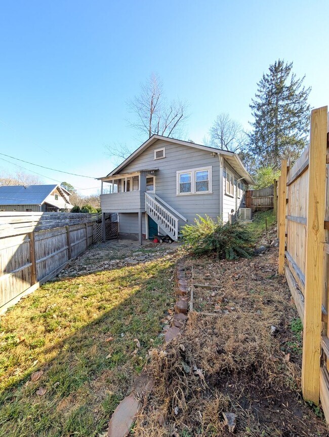 Foto del edificio - West Asheville Bungalow!