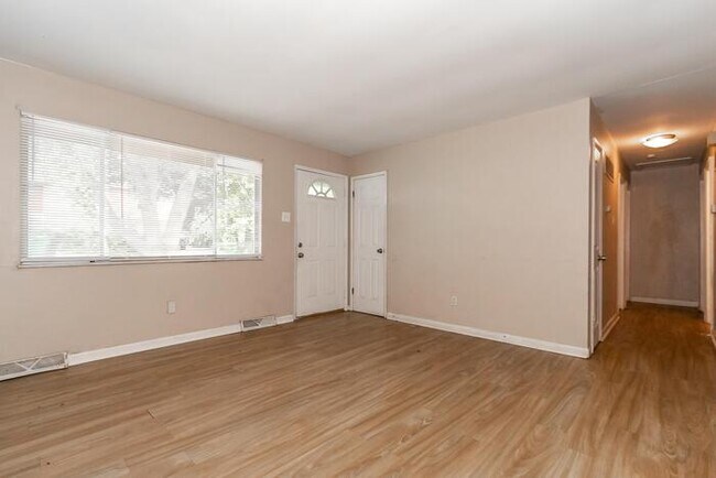 Building Photo - 10062 Bon Oak Dr
